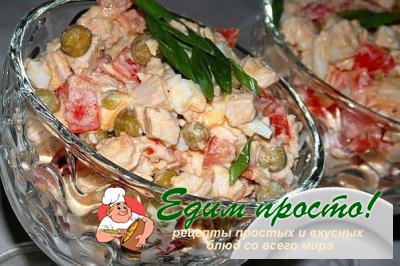 Салат с куриной грудкой, помидорами и зелёным горошком.