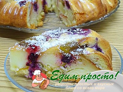 Шарлотка с яблоками, сливами и ежевикой